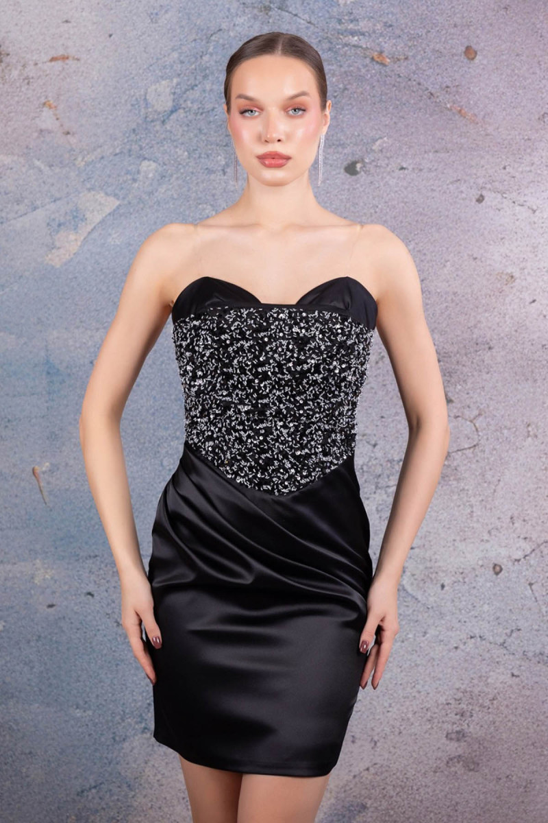 Pul Payet Detaylı Straplez Drapeli Siyah Kısa Elbise