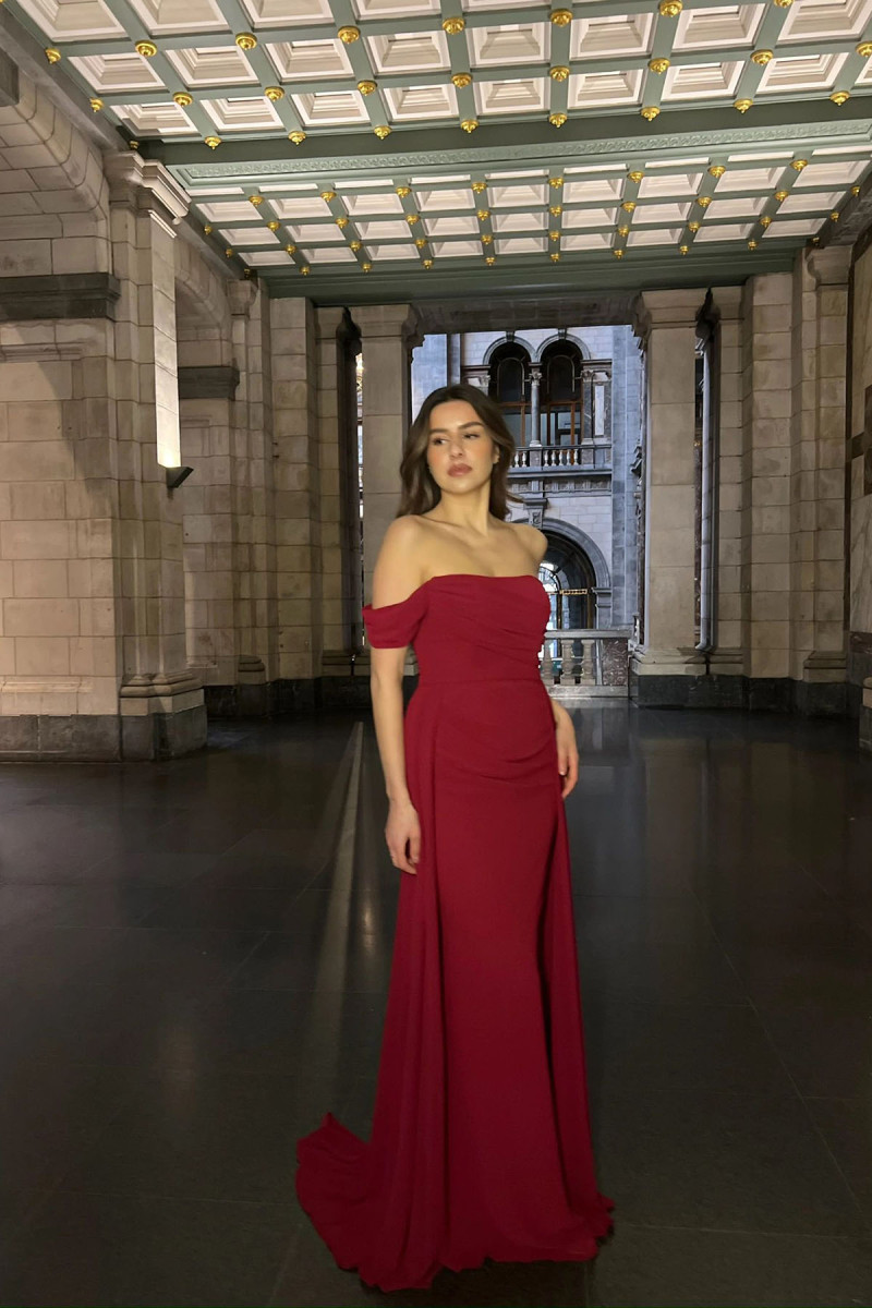 Tek Prenses Kollu Belden Bağlamalı Kuyruklu Drapeli Bordo Uzun Elbise