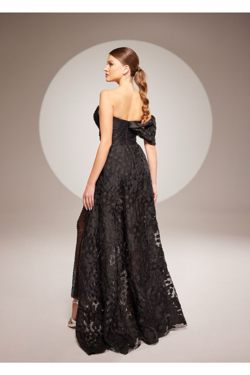Düşük Kol Straplez Yandan Yırtmaçlı Desenli Tüllü Siyah Uzun Elbise