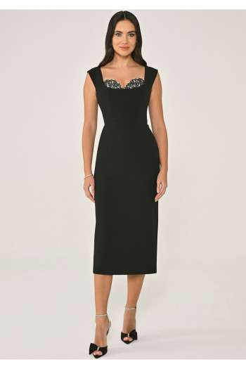 Göğsü Aksesuarlı Krep Siyah Midi Elbise 
