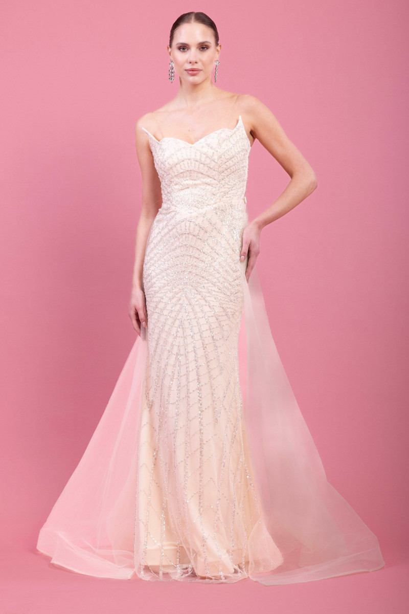 Straplez Kedi Kulaklı Arka Kuyruk Detaylı Taşlı Pullu Bej Uzun Elbise