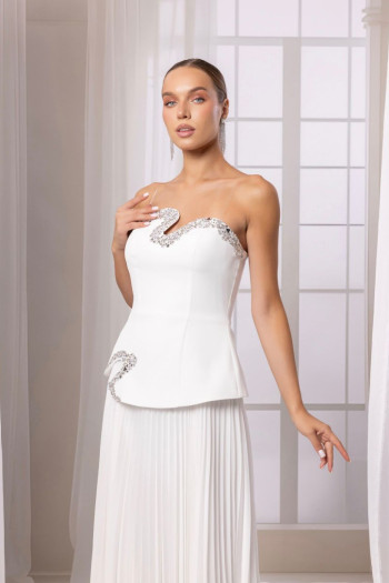 Straplez Asimetrik Gümüş Taşlı Yaka Eteği Piliseli Beyaz Uzun Elbise