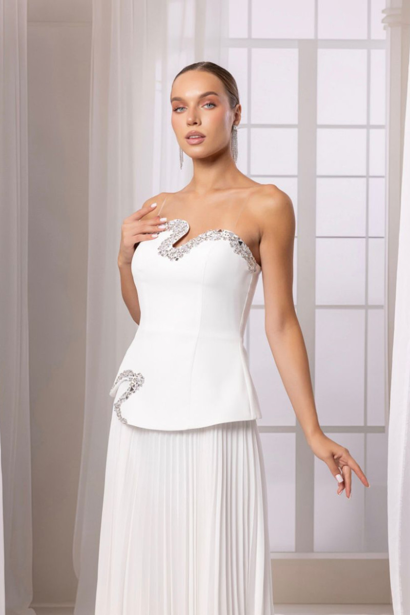 Straplez Asimetrik Gümüş Taşlı Yaka Eteği Piliseli Beyaz Uzun Elbise