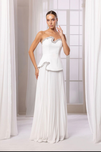 Straplez Asimetrik Gümüş Taşlı Yaka Eteği Piliseli Beyaz Uzun Elbise